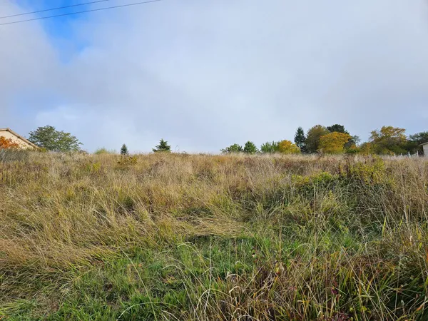 Terrain à batir 2103 m² Le Vernet vue dégagée sur la chaîne des Puys