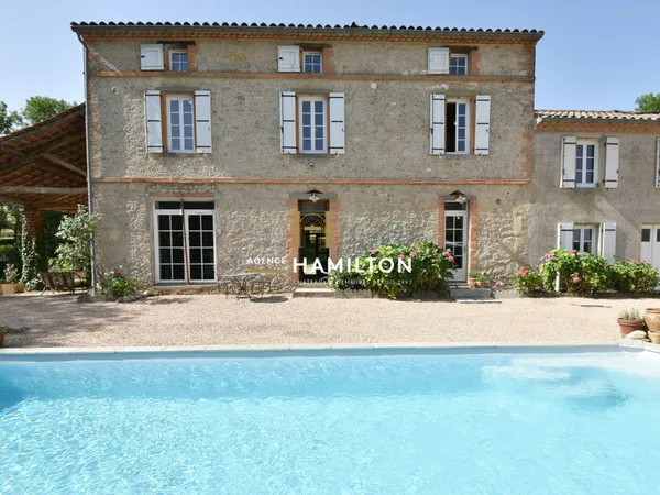LUXUEUX DOMAINE DU XIXe SIÈCLE AVEC VUE SPLENDIDE, PRESTATIONS ÉCO, PIGEONNIER ET PISCINE
