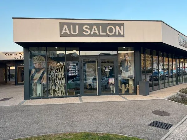 Salon de coiffure tendance et lumineux