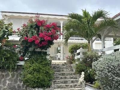 Location Haut de villa de type F4 / vue Mer