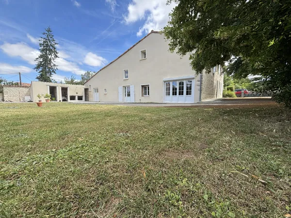 centre bourg , 4 chambres + un bureau -au calme- haut standing