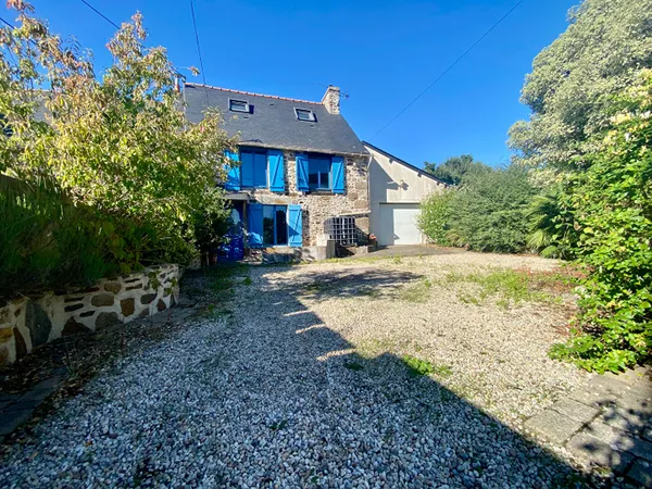 À VENDRE MAISON AVEC GARAGE 3 CHAMBRES ET UN BUREAU PROCHE COMBOURG