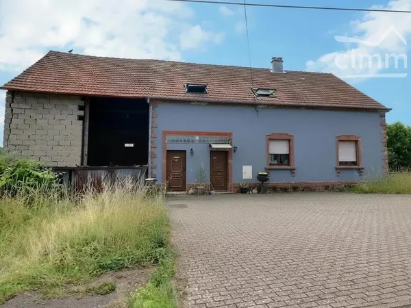 Ensemble immobilier comprenant 2 appartements + grange  à BEHREN LES FORBACH
