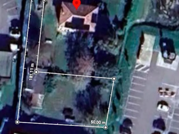 Terrain nu 850m2 constructible pour commerce.