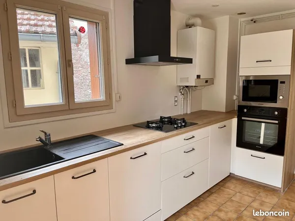 T3 MEUBLÉ 57,71 m² - MOBILIER NEUF - RÉNOVÉ - TERRASSE + COUR - 660 CC