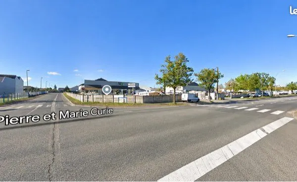 Local👌🏻: 650m2 d'intérieur avec +1800m2 d'extérieur clôturé -> Ancenis très bien situé et accessible