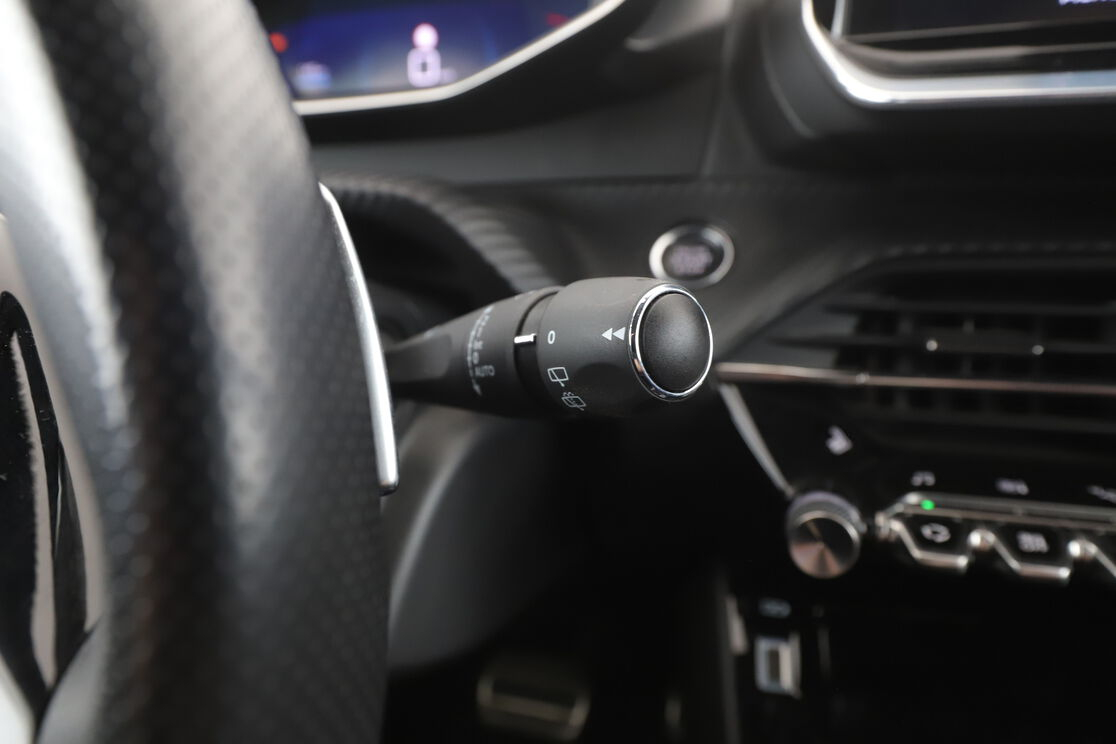 Peugeot 208 1.2 PureTech GT EAT8 — photo 16
