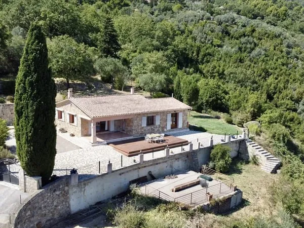 Villa de plain-pied entièrement rénovée avec vue panoramique