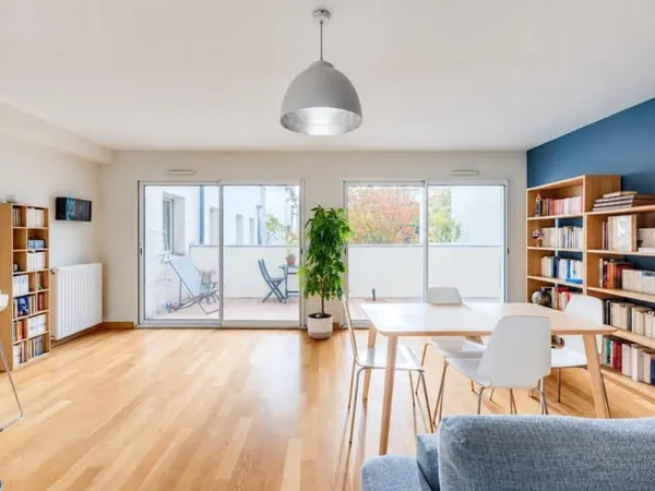Guilhemery, grand T4 de 127m² avec terrasse, garage, pkg et piscine dans une petite copropriété