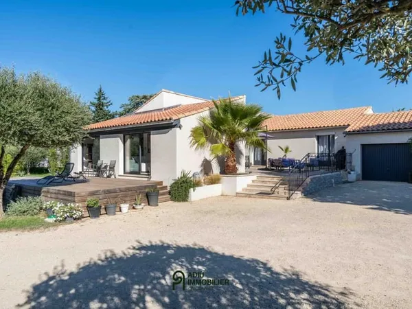Maison avec 2 dépendances, grand jardin, garage et carport à 3 km d'Uzès