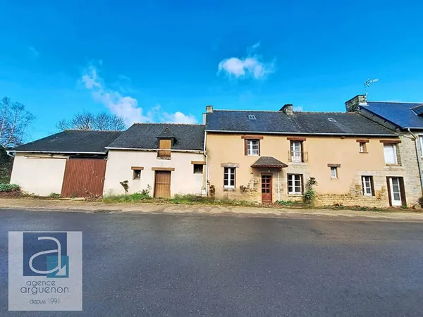 Grande longère avec dépendances à rénover + terrain constructible - Centre bourg à 5mns de Broons