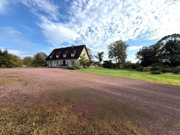 MAISON COUP DE COEUR DE 230 M², 5 CHAMBRES ET 2,4 HECTARES CARANTILLY (50)