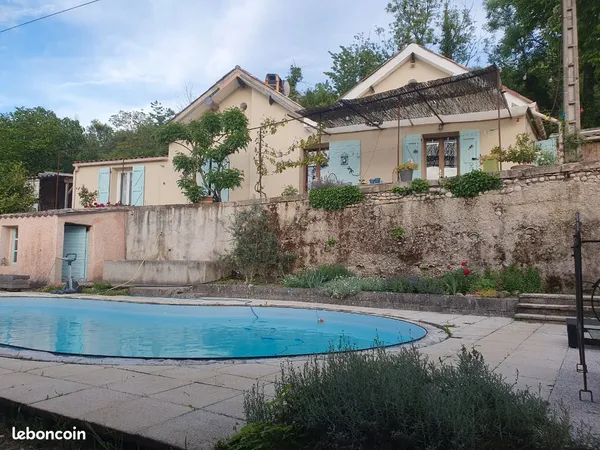 Maison avec jardin et petite dépendances