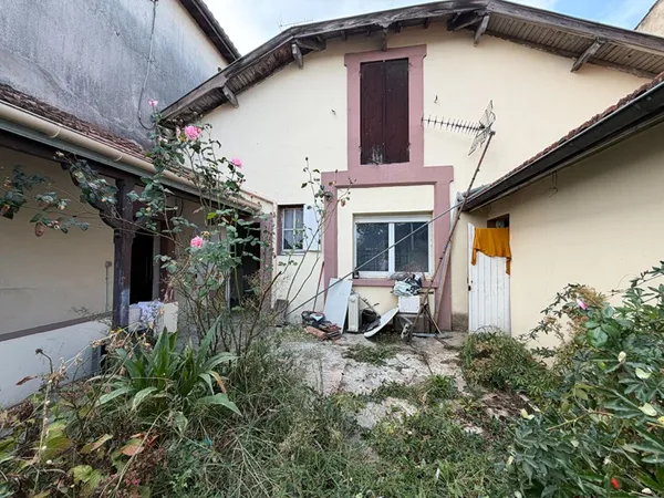 Maison de ville à rénover de 120 m² ? 3 chambres, Garage et extérieur ?