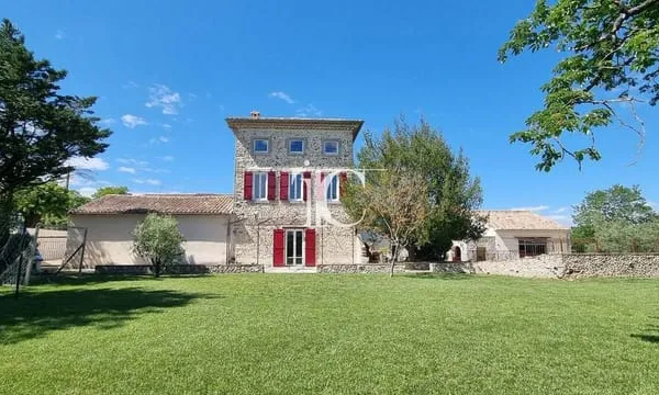 Demeure en pierre pleine de charme, idéale pour un projet de vie ou d'accueil