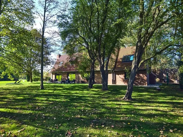 Semi-plain-pied individuel avec 4 chambres, garage et parkings au coeur d'un parc arboré.