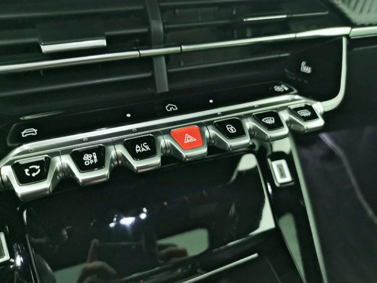 Peugeot 208 hybrid 136 e-dcs6 gt — photo 23