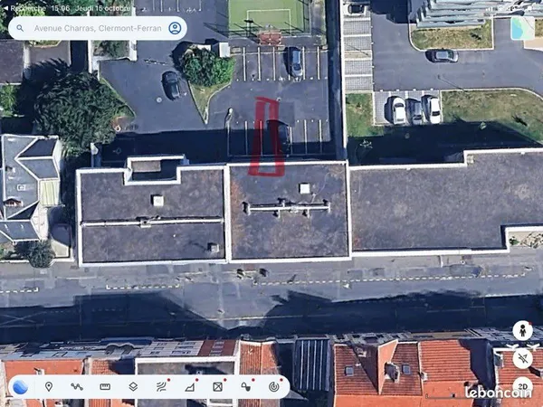 Parking sécurisé par portail électrique sur arrière cours à louer