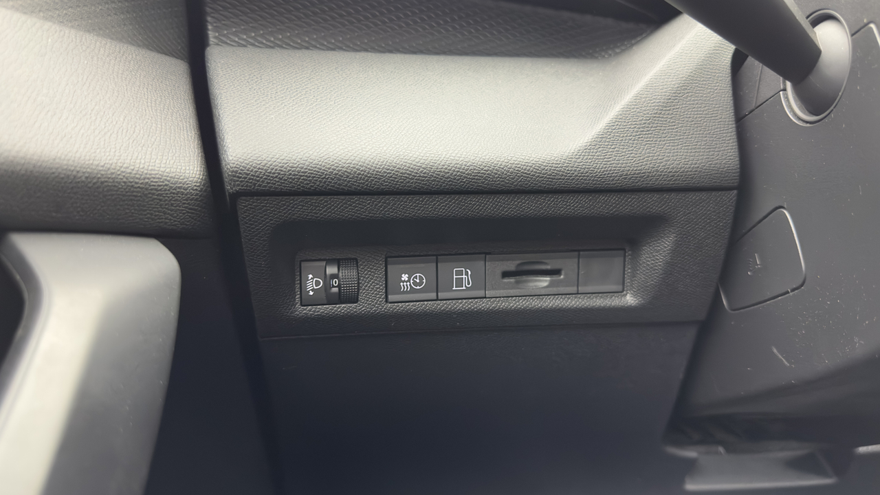 Peugeot 308 SW PHEV 180 e-EAT8 — photo 15
