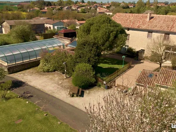 Magnifique maison rénovée à neuf offrant un cadre de vie exceptionnel, avec Très Grande Piscine Couv