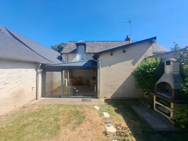 A VENDRE - MAISON AVEC DEPENDANCES ET GRAND JARDIN