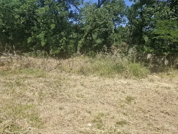 Terrain constructible de 1 700 m² à vendre à ...