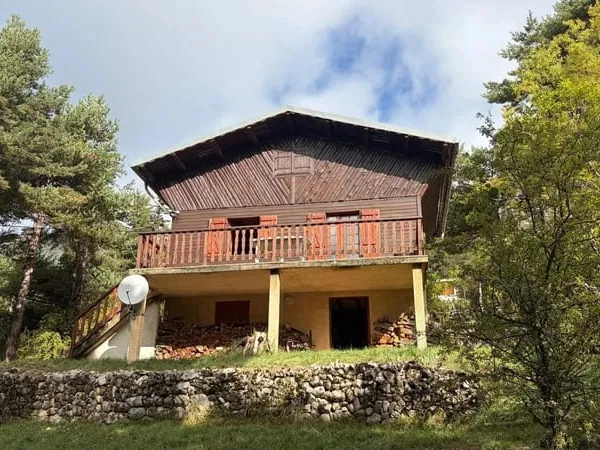 Chalet en bois avec terrasse plein sud et grand terrain arboré de 2 680 m²