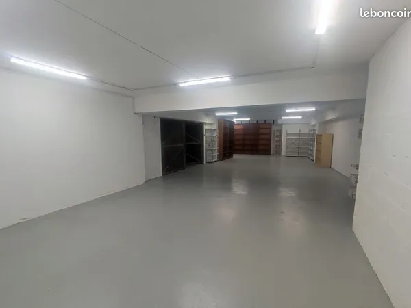 LOCAL D'ACTIVITÉS/ENTREPOT 100 m² — PORTE D'ITALIE —