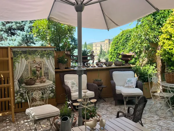 Lourmarin ? Une adresse confidentielle à vendre face au château