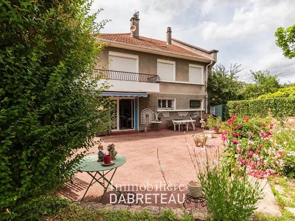Maison Bron 8 pièce(s) 246 m2