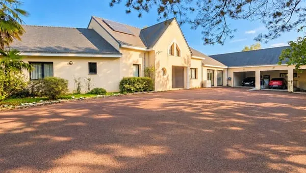 UNE ARCHITECTURE CONTEMPORAINE DE PLAIN-PIED, ENTRE CEDRES,