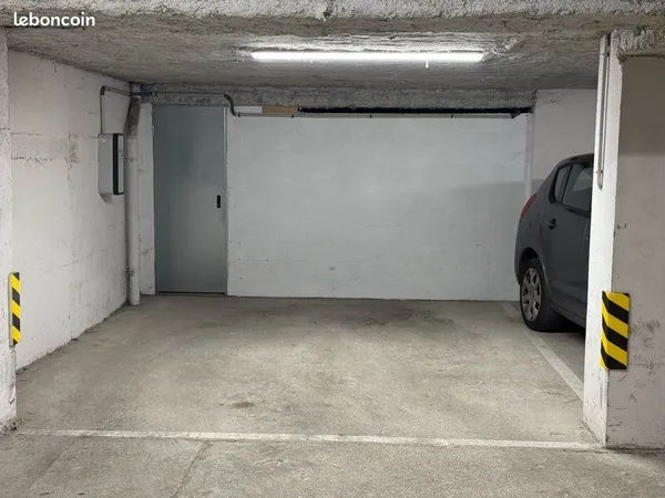 Pelleport Parking avec borne de recharge électrique (location)