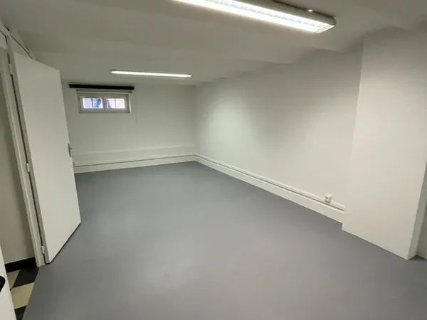 Entrepôt / local Stockage / atelier /MURS - Cannes 99 m² proche banane