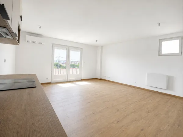 ROYAN CENTRE-VILLE  T2 ENTIEREMENT RENOVE AVEC BALCON
