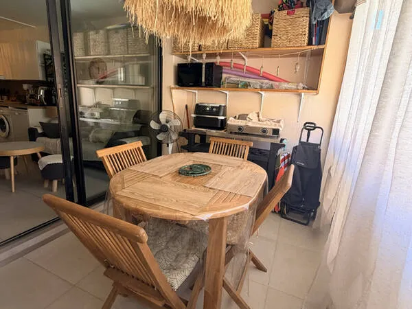 Studio cabine rénové avec grande terrasse et parking privatif
