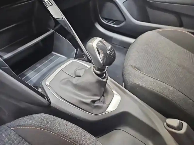 Peugeot 208 turbo 100 ch bvm6 — photo 14