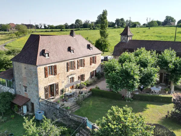 A vendre secteur Gramat magnifique propriété comprenant une maison de maître et une belle grange ent