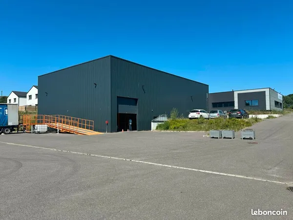 Local d'activité 990 m²