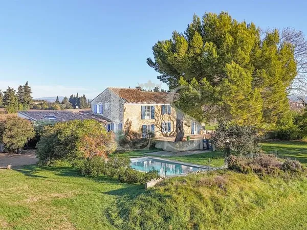 Authentique Mas Provençal avec Piscine, Vue sur les Dentelles et Dépendances à Violès