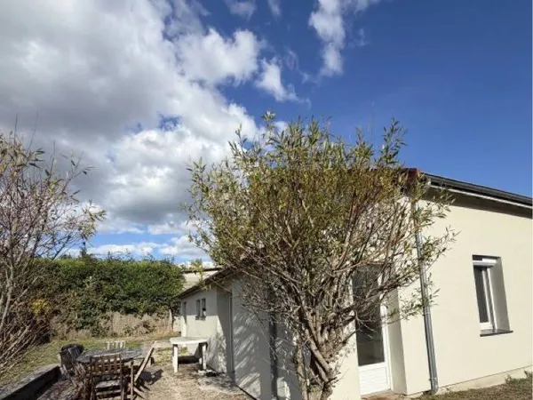 🏡 À LOUER - MAISON T2 DE PLAIN-PIED - 50 m² - MONTCEAU-LES-MINES Stationnement, terrasse, cour : PRI