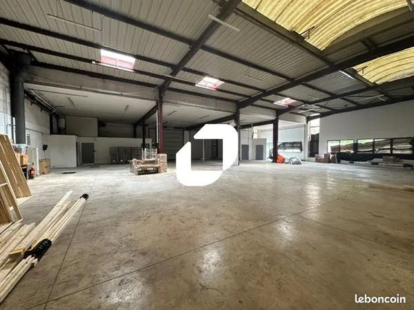 Local d'activité 1 044 m²