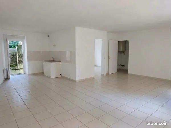Appartement non meublé avec courette.T2. 50 m² .RdC