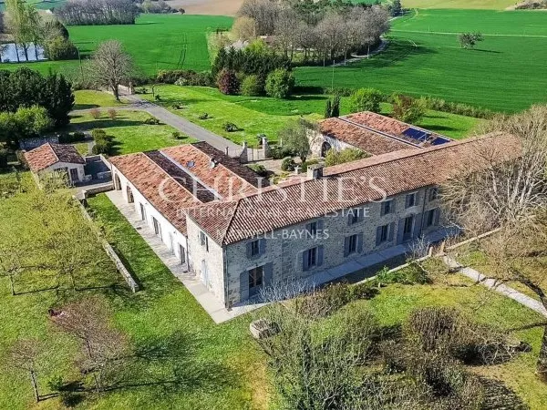 Manoir Seigneurial avec magnifique piscine et vues panoramiques