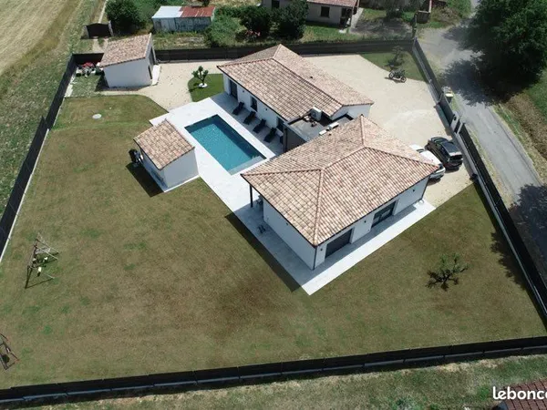 Maison contemporaine 5 pièces de plain-pied avec piscine, 183 m² habitables et terrain de 1 750 m² s