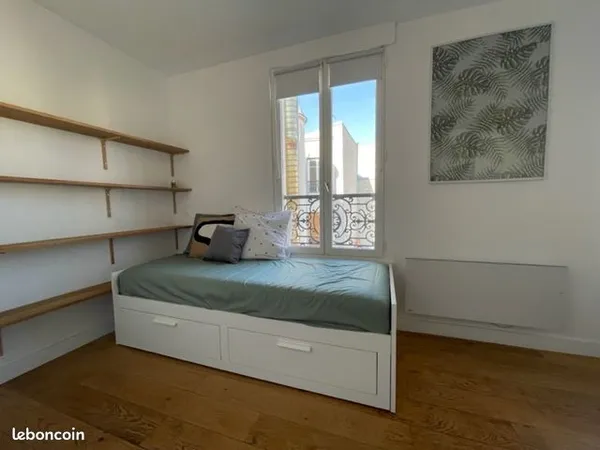 Studio lumineux Faubourg st denis paris 10 14,13m2