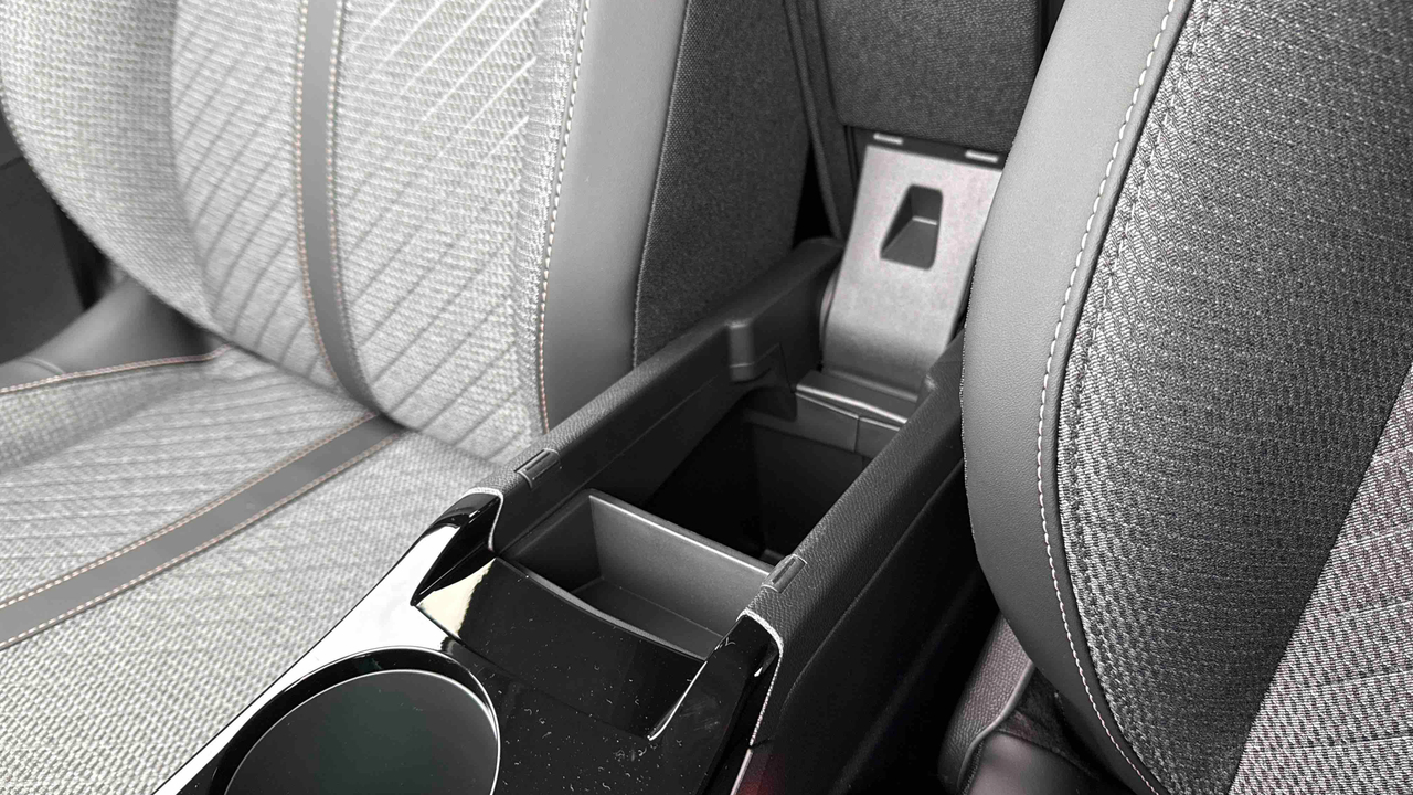 Peugeot 208 Hybrid 110 e-DCS6 — photo 32