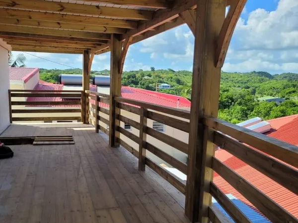 Maison meublée à vendre au Gosier 87 m2 avec T2 à aménager