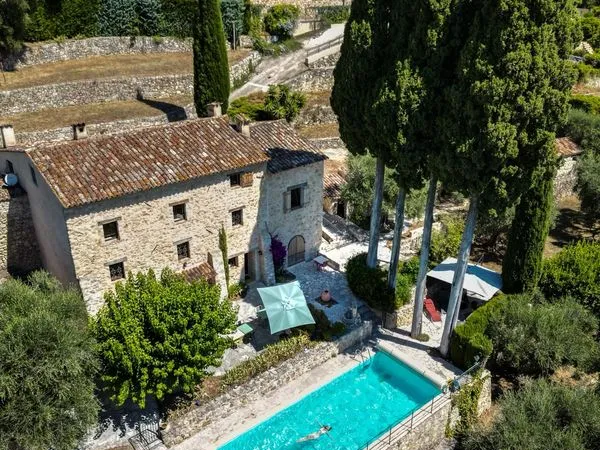 Propriété provençale historique - Bergerie du 17è siècle en pierre, oliveraie et piscine