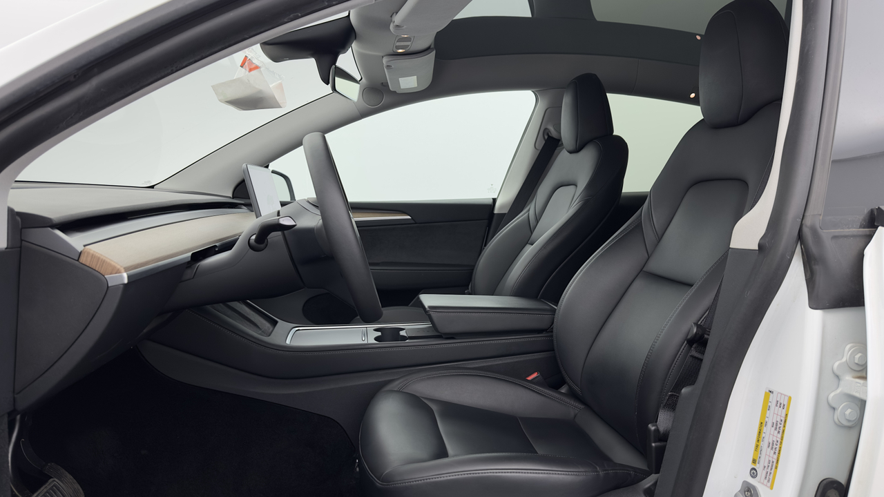 Tesla MODEL Y Standard RWD — photo 10