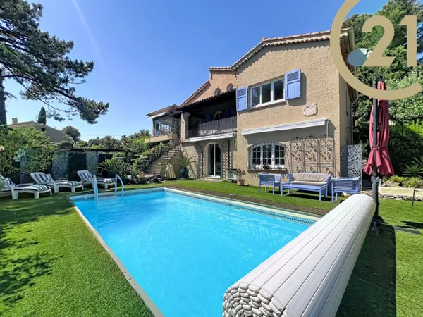 MAISON 5 CHAMBRES AVEC PISCINE